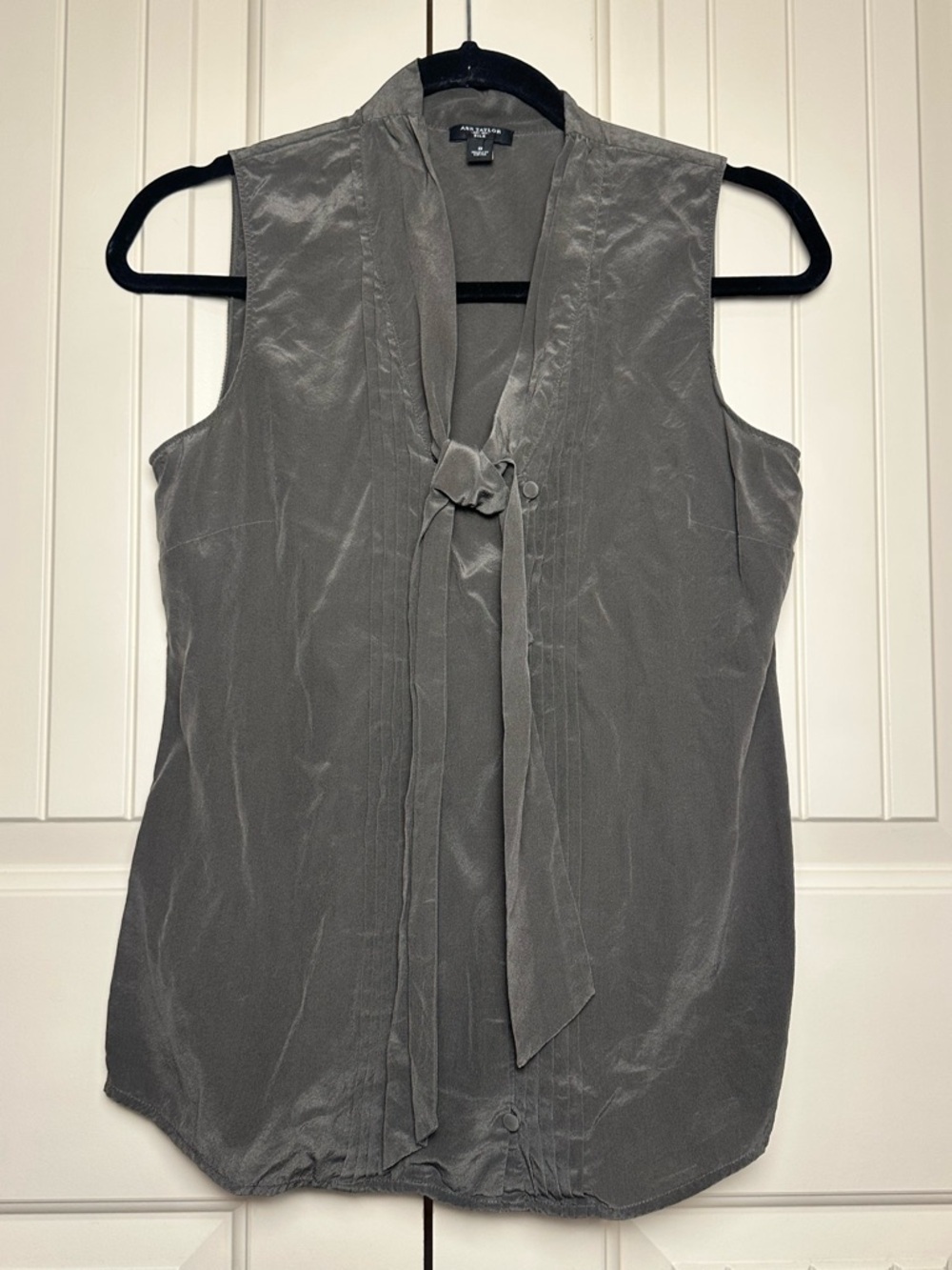 Ann Taylor Black Label Olive Green 100% Silk Sleeveless Blouse Top Tie Neck 8